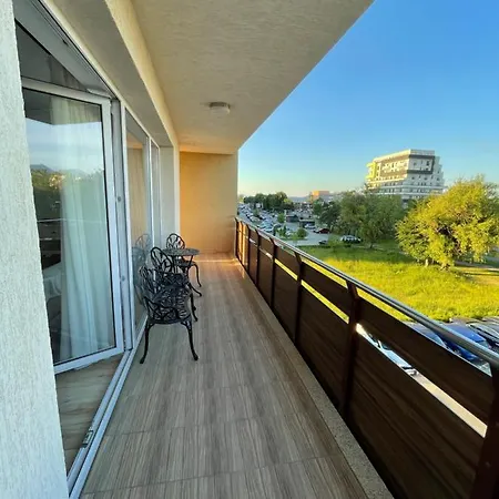 Apartment Coresi Spacious And Comfortable, Gbwifi, Parking *
