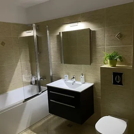Apartment Coresi Spacious And Comfortable, Gbwifi, Parking