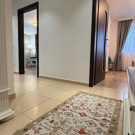 Apartment Coresi Spacious And Comfortable, Gbwifi, Parking